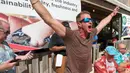 Christian Gatti berselebrasi setelah memenangkan kontes Key Fisheries Stone Crab Eating di Marathon, Florida, Sabtu (10/11). Para peserta beradu cepat memecahkan cangkang 25 kepiting batu lalu memakan dagingnya. (Andy Newman/Florida Keys News Bureau/AFP)