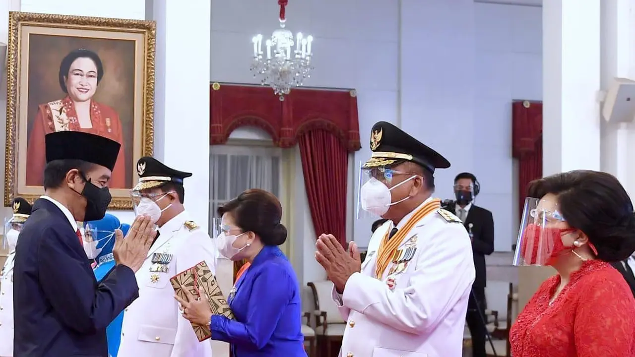 Presiden Jokowi resmi melantik gubernur dan wakil gubernur Sulawesi Utara (Sulut) masa jabatan 2021-2024, Olly Dondokambey-Steven Kandouw. (Setpres/Biro Pers))