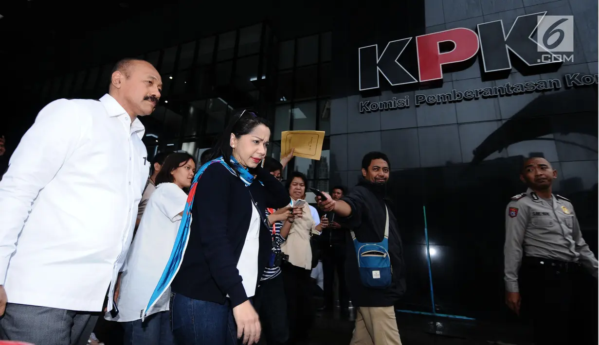 Penyanyi Istiningdiah Sugianto atau Iis Sugianto (kedua kiri) keluar Gedung KPK, Jakarta, Senin (15/1). Iis diperiksa sebagai saksi dugaan suap pengadaan mesin Rolls-Royce pesawat Airbus milik PT Garuda lndonesia Tbk. (Liputan6.com/Helmi Fithriansyah)