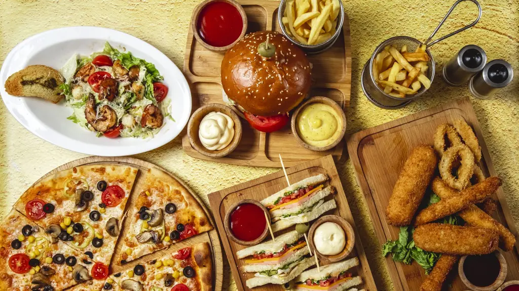 Dampak konsumsi makanan berlemak saat minim aktivitas terhadap metabolisme dan kesehatan tubuh. (Foto: stockking/Freepik)