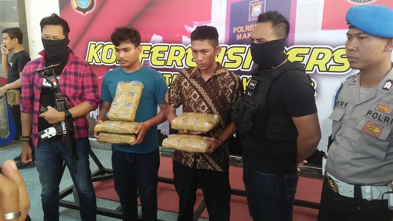 Dua kurir narkoba jenis ganja seberat 5 kg berhasil ditangkap (Liputan6.com/ Eka Hakim)