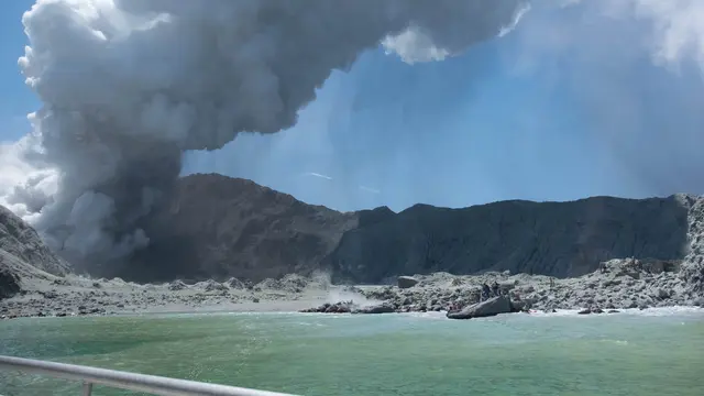 Gunung Merapi yang meletus di White Island, Selandia Baru