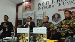 Direktur Utama Perum Jamkrindo Diding S Anwar (kiri) menjadi pembicara dalam bedah buku "Politik Hukum Integratif UMKM", Jakarta, Senin (29/9/2014) (Liputan6.com/Andrian M Tunay)