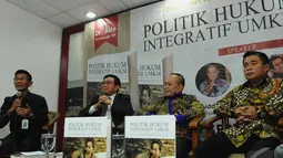 Direktur Utama Perum Jamkrindo Diding S Anwar (kiri) menjadi pembicara dalam bedah buku "Politik Hukum Integratif UMKM", Jakarta, Senin (29/9/2014) (Liputan6.com/Andrian M Tunay)