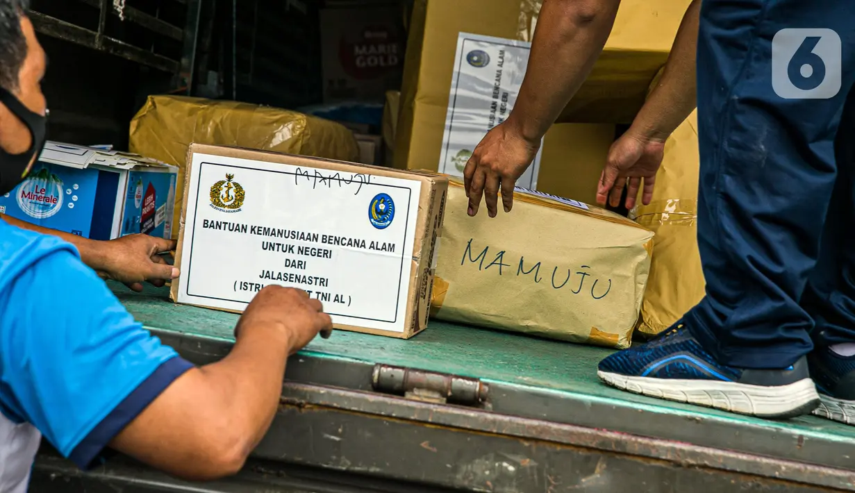 Personel TNI AL mengangkut barang bantuan tujuan Kalimantan Selatan dan Sulawesi Barat ke KRI Banda Aceh 593 di Dermaga 101 Pelabuhan Tanjung Priok Jakarta, Jumat (22/1/2020). TNI AL akan memberangkatkan KRI Banda Aceh yang berkapasitas 500 ton pada 23 Januari 2020. (Liputan6.com/Faizal Fanani)
