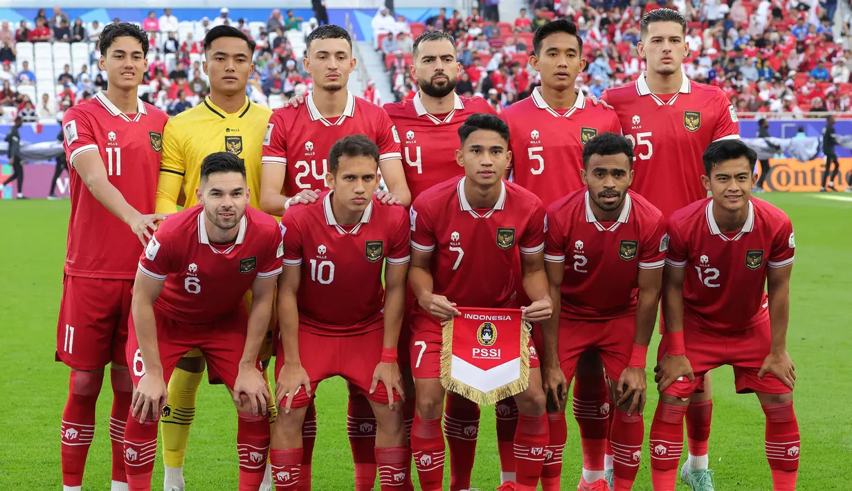 Para pemain starting XI Timnas Indonesia berfoto bersama sebelum menghadapi Jepang pada laga ketiga Grup D Piala Asia 2024 di Al-Thumama Stadium, Doha, Qatar, Rabu (24/1/2024) malam WIB. (AFP/Giuseppe Cacace)