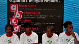 Para warga binaan menunggu giliran untuk mendapat pemeriksaan saat memperingati Hari AIDS/HIV sedunia, Jakarta, Senin (1/12/2014). (Liputan6.com/Johan Tallo)