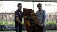Marc Marquez menerima kain batik dari Menteri Pemuda dan Olah Raga Imam Nahrowi di Lapangan Futsal Kuningan Village, Jakarta, Sabtu (13/2/2016). (Bola.com/Nicklas Hanoatubun)