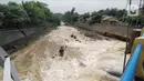 Kondisi Sungai Ciliwung di Bendung Katulampa, Bogor, Jawa Barat, Senin (10/10/2022). Setelah sebelumnya tinggi muka air (TMA) mencapai 220 Cm dengan status Siaga 1, pada pukul 13.23 WIB Bendung Katulampa terpantau kembali pada status normal. (Liputan.com/Magang/Aida Nuralifa)