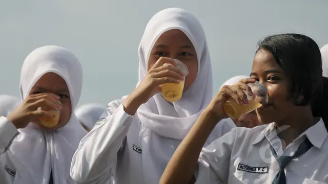 Aksi Ribuan Pelajar Sukoharjo Minum Jamu Bersama
