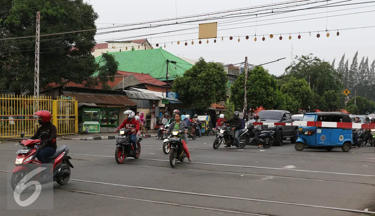 Pemotor menerobos palang pintu perlintasan kereta di kawasan Kemayoran, Jakarta, Kamis (6/10). Selain membahayakan keselamatan, buruknya perilaku pemotor tersebut juga menjadi salah satu penyebab kemacetan. (Liputan6.com/Immanuel Antonius)
