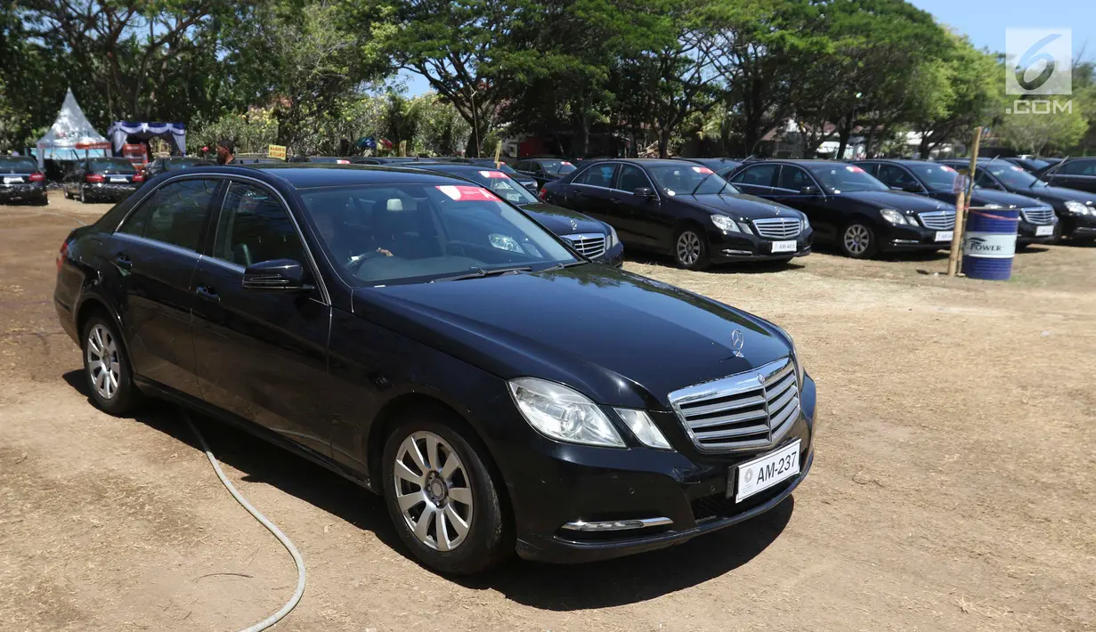 Sebuah mobil Mercy E200 terlihat di Lapangan Lagoon Bali, Nusa Dua, Selasa (9/10). Sebanyak 865 unit kendaraan tersebut disiapkan untuk mengangkut delegasi Pertemuan Tahunan IMF-World Bank di Bali. (Liputan6.com/Angga Yuniar)