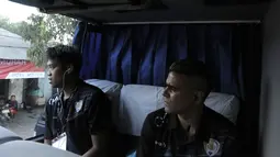 Saat berada di dalam bus tim menuju stadion I Wayan Dipta, Gianyar, Cristian Gonzales duduk di bangku paling belakang bersama kiper Kurnia Meiga. Sabtu (17/10/2015). (Bola.com/Erwin Fitriansyah)