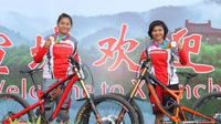Dua pebalap sepeda Indonesia, Nining Purwaningsih dan Tiara Andini Prastika, naik podium kedua dan ketiga pada Kejuaraan MTB Asia 2017 nomor downhill elit putri yang berlangsung di di Xuancheng, China, Sabtu (13/55/2017). (PB ISSI)