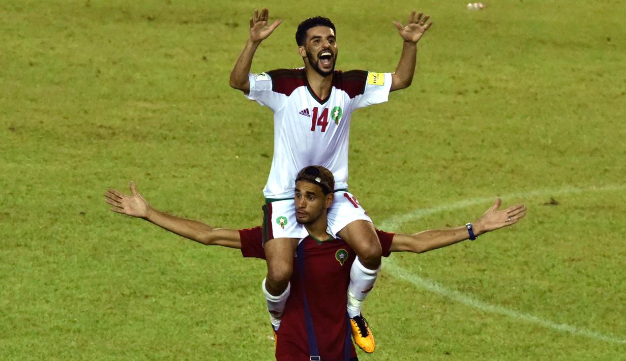 Gelandang Maroko, Mbark Boussoufa, merayakan kemenangan atas Pantai Gading pada Kualifikasi Piala Dunia 2018 di Stadion Félix Houphouët-Boigny, Abidjan, Sabtu (11/11/2017). Pantai Gading kalah 0-2 dari Maroko. (AFP/Issouf Sanogo)