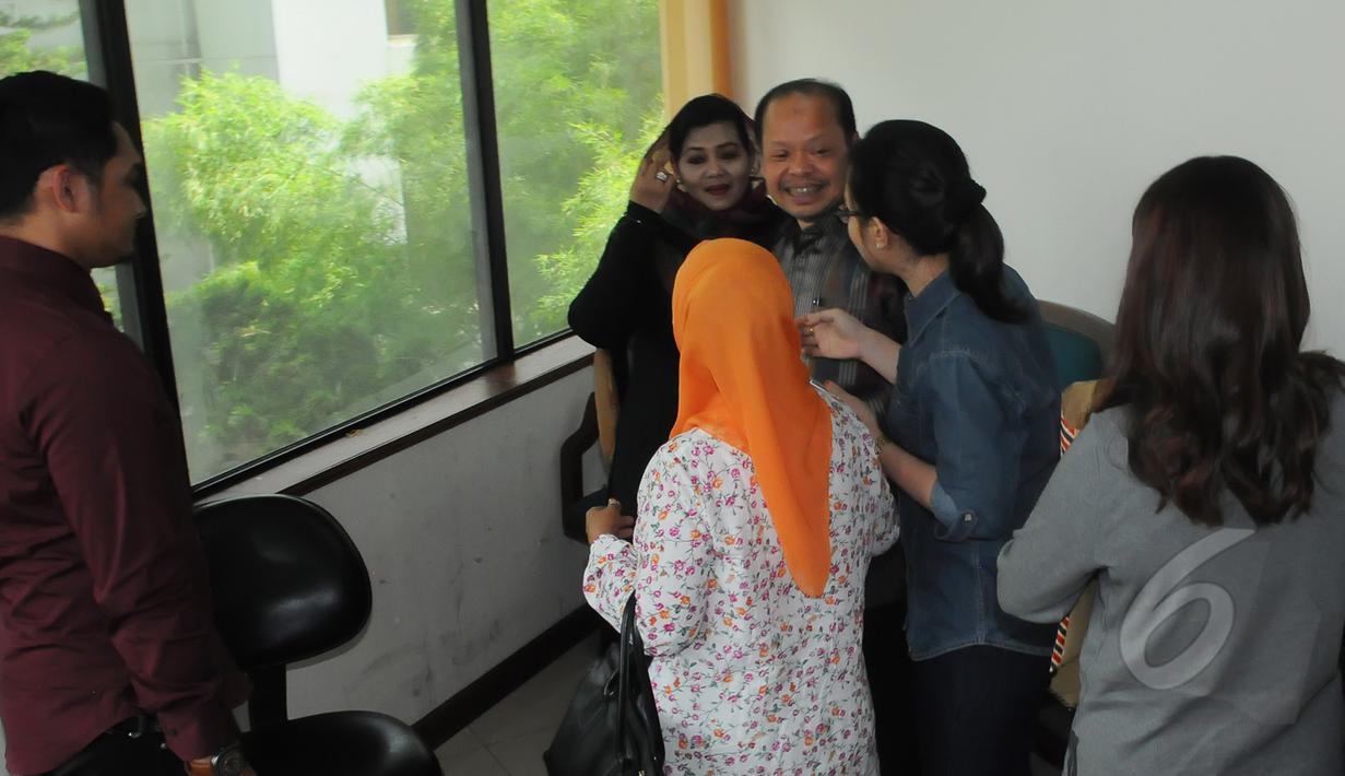 Sutan Bhatoegana bersama keluarga di ruang terdakwa Pengadilan Tipikor, Jakarta, Senin (6/4/2015). Sutan, tersangka kasus dugaan penerimaan hadiah terkait penetapan APBN-P Kementerian ESDM di DPR RI. (Liputan6.com/Herman Zakharia)