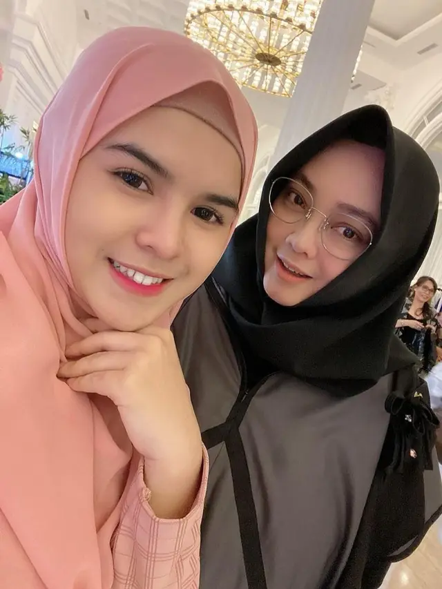 10  Potret Kenangan Rina Guanwan Bareng Selebriti Sebelum Meninggal, Dikenal Ramah