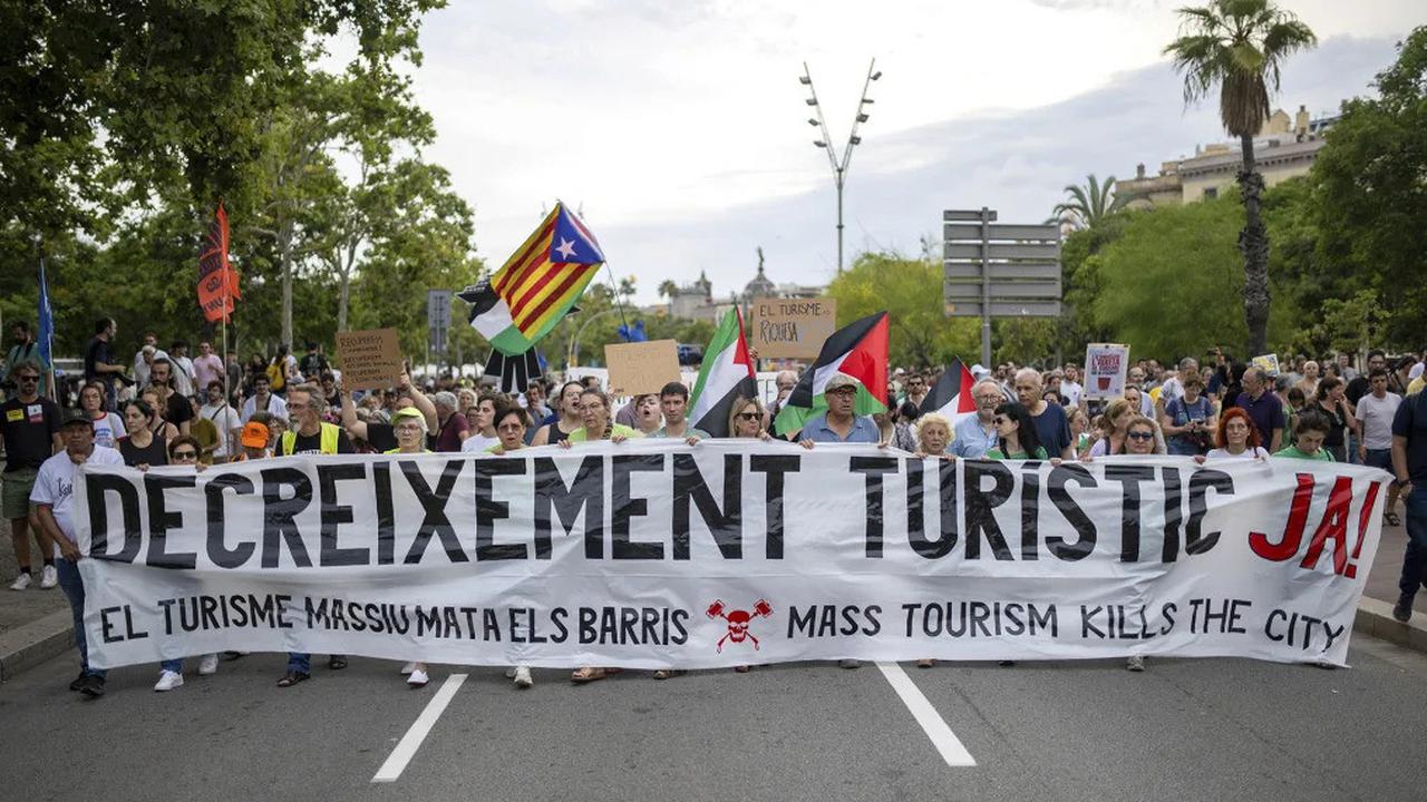 Para pengunjuk rasa mengarahkan pistol air ke pengunjung selama protes pada Sabtu (6/7/2024). (Dok. Lorena Sopêna/Europa Press/AP)