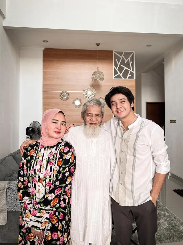 Ayahanda Meninggal Dunia, Ini 6 Potret Kenangan Arbani Yasiz Bersama Mendiang