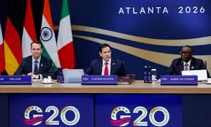 Menteri Luar Negeri AS Marco Rubio (tengah), bersama Menteri Luar Negeri Polandia Radosław Sikorski (kiri), berbicara saat memimpin sesi pleno pertama dalam pertemuan menteri luar negeri G20 di Atlanta, Georgia. (Erik S. Lesser / AFP)
