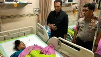 Ketua DPR RI Bambang Soesatyo menjenguk korban di RS Bhayangkara Surabaya.