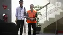 Diketahui, HM Kunang merupakan ayah dari Bupati Bekasi nonaktif Ade Kuswara Kunang yang juga terjaring OTT KPK terkait dugaan penerimaan suap senilai Rp 9,5 miliar untuk pengurusan proyek di Kabupaten Bekasi. Tampak dalam foto, tersangka kasus dugaan suap ijon proyek di lingkungan Pemerintah Kabupaten Bekasi, HM Kunang berjalan keluar Gedung Merah Putih Komisi Pemberantasan Korupsi, Jakarta, Rabu (8/4/2026). (Liputan6.com/Helmi Fithriansyah)