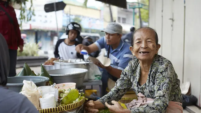 Mbah Satinem dalam Street Food Asia (Netflix)