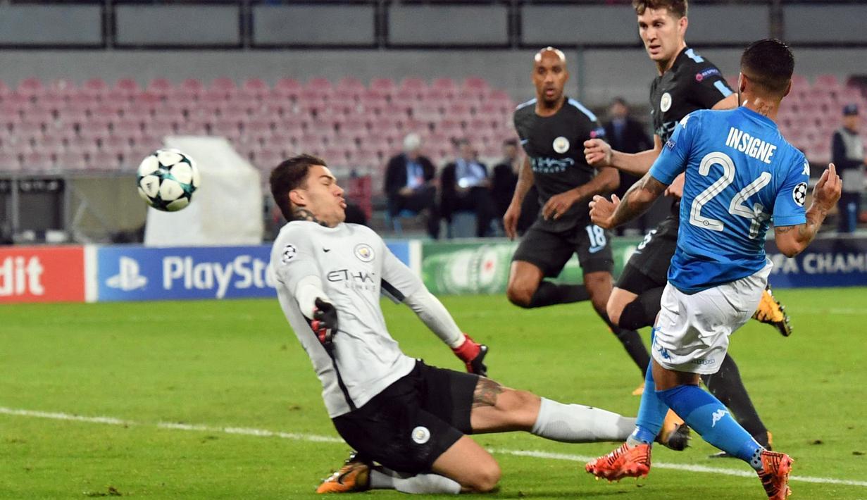 Aksi pemain Napoli, Lorenzo Insigne (kanan) mencetak gol ke gawang Manchester City pada laga Liga Champions grup F di San Paolo stadium, Naples, (1/11/2017). City menang 4-2. (Ciro Fusco/ANSA via AP)