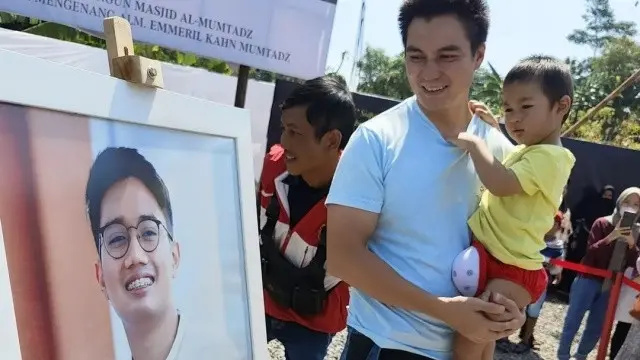 6 Momen Baim Wong Ziarah ke Makam Eril Putra Ridwan Kamil, Ajak Kiano