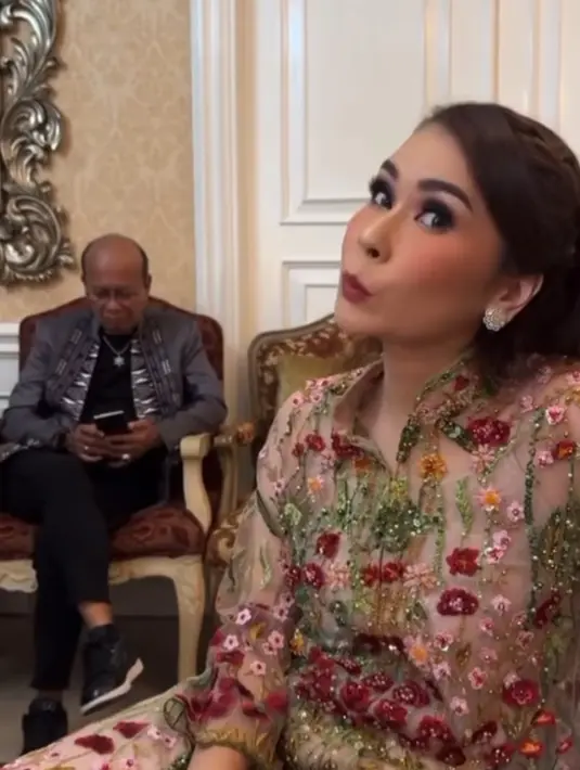 Gaya makeup Natalia Hasibuan juga sama seperti kedua saudara perempuannya. Ia tampil mengaplikasikan lipstik merah dengan blush on pink dan riasan mata bold. [@hannahaloho]