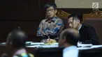 Mantan Dirut PT Quadra Solutions, Anang Sugiana Sudihardjo menyimak keterangan saksi pada sidang lanjutan dugaan korupsi pengadaan E-KTP di Pengadlian Tipikor, Jakarta, Kamis (26/4). Sidang mendengar keterangan saksi. (Liputan6.com/Helmi Fithriansyah)