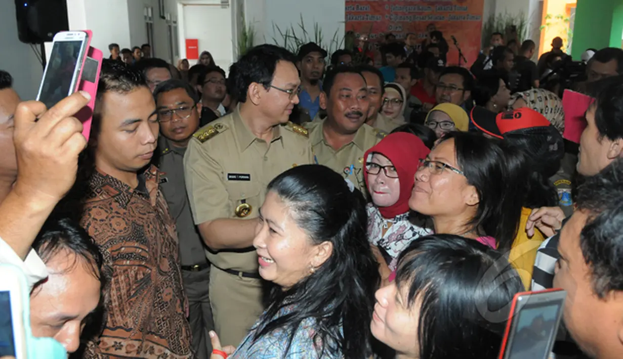 Gubernur DKI Jakarta Basuki Tjahaja Purnama menyapa warga saat meresmikan pengoperasian rumah susun sederhana sewa (rusunawa) Tambora, Jakarta Barat, Selasa (24/2/2015). (Liputan6.com/Herman Zakharia)