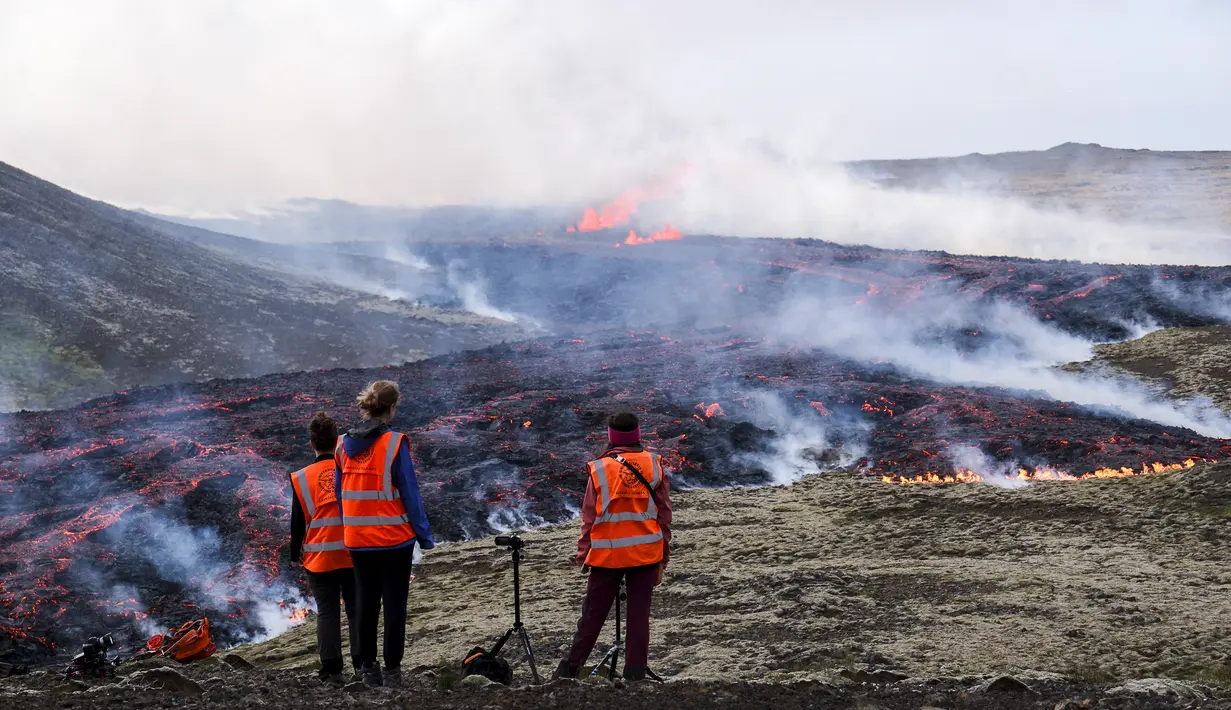 Rekaman yang beredar di media lokal menunjukkan kepulan asap yang sangat besar naik dari tanah serta aliran lava yang cukup besar.  (AFP/Kristinn Magnusson/Iceland Out)