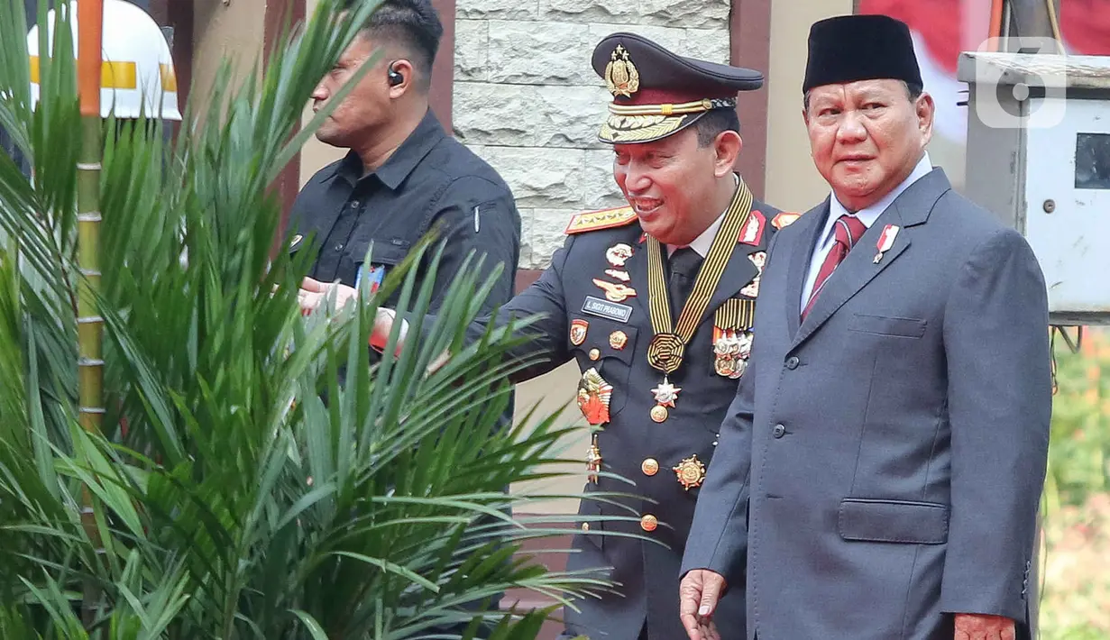 Prabowo Subianto menerima tanda kehormatan Bintang Bhayangkara Utama yang disematkan langsung oleh Kapolri Jenderal Pol Listyo Sigit Prabowo. (Liputan6.com/Herman Zakharia)