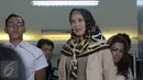 Artis peran Elma Theana berjalan keluar usai diperiksa di Resmob Polda Metro Jaya, Jakarta, Kamis (8/9). Elma Theana dipanggil Polda Metro Jaya untuk menjadi saksi atas kepemilikan senjata api Aa Gatot Brajamusti. (Liputan6.com/Herman Zakharia)