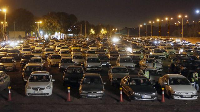 FOTO: Pandemi COVID-19, Warga Iran Ibadah Ramadan Drive-In