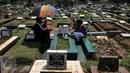 Masyarakat Indonesia banyak yang melakukan Ziarah Makam pada hari kedua Lebaran. Ziarah dilakukan untuk mendoakan keluarga yang telah meninggal dunia. (Liputan6.com/Johan Tallo)