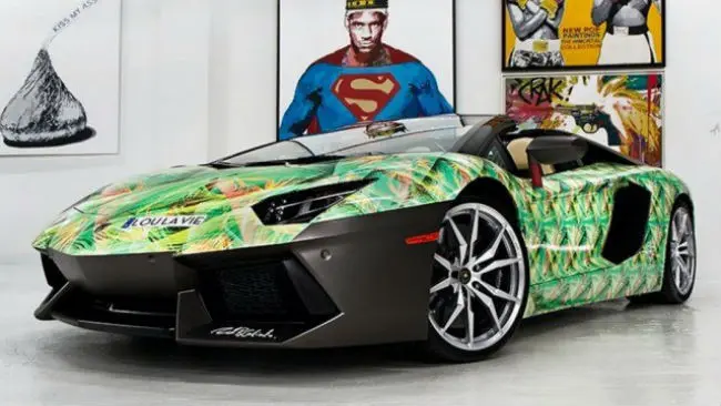 LeBron James memiliki hobi mengoleksi mobil mewah untuk menunjukkan kekayaan yang dimiliki.