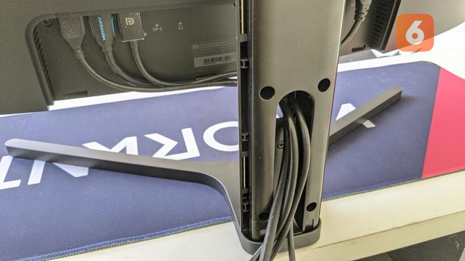 Kabel di Xiaomi Mi Curved Gaming Monitor tersimpan rapih di stand dan tertutup. (Liputan6.com/ Yuslianson)