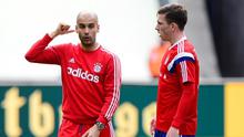 Mantan pemain Bayern Munchen, Pierre-Emile Hojbjerg (kanan), gagal bersinar di bawah asuhan Pep Guardiola (kiri). (AFP/John MacDougall)