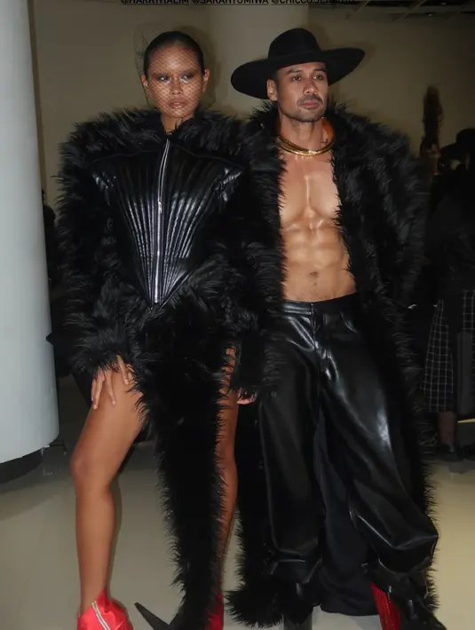 Chicco Jerikho pamer body kekarnya kenakan outer berbulu dengan celana lateks dan platform shoes. Dipadu dengan choker emas dan topi koboy [@sarahtumiwa]