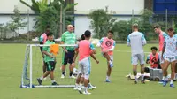 Bojan Hodak (hijau kedua dari kiri) memimpin sesi latihan di Stadion Persib, Jalan Ahmad Yani, Kota Bandung, Sabtu (20/1/2024). (Bola.com/Erwin Snaz)