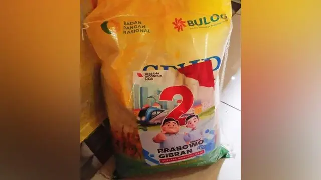 Penampakan bantuan sosial (Bansos) bulog yang ditempeli stiker Capres-Cawapres nomor urut 2, Prabowo Subianto-Gibran Rakabuming Raka.