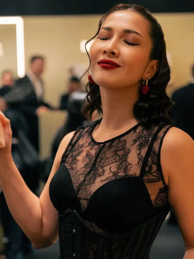 Andrea Bimo tampil dengan makeup bold di Opening Dolce & Gabbana Beauty [@andreadianbimo]