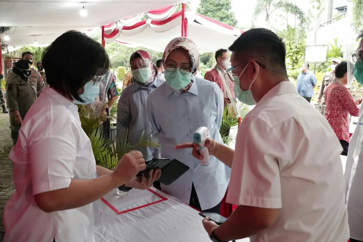 Walikota Tangsel Airin Rachmi Diany mengecek ibadah Natal di sejumlah gereja. (Pramita/Liputan6.com)