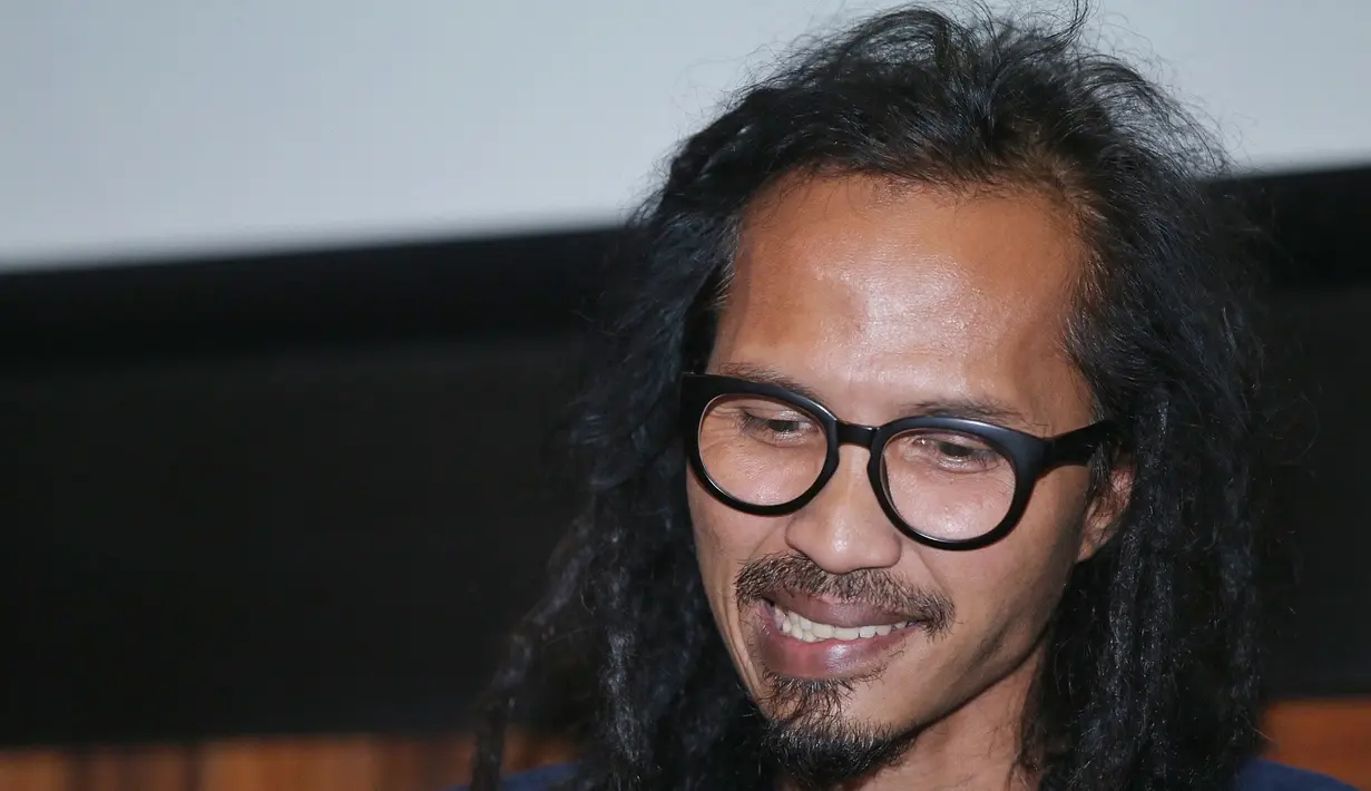 Apalagi ia tempat tinggalnya dekat dengan anak-anak SMA. Ia sering kali mendengar atau sengaja mendengarkan cerita anak-anak tersebut. (Nurwahyunan/Bintang.com)