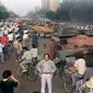 Foto memperlihatkan sejumlah tank dibakar pada 4 Juni 1989, usai menggilas sejumlah demonstran yang dikenal dengan Tragedi Tiananmen. (MANNY CENETA / AFP)