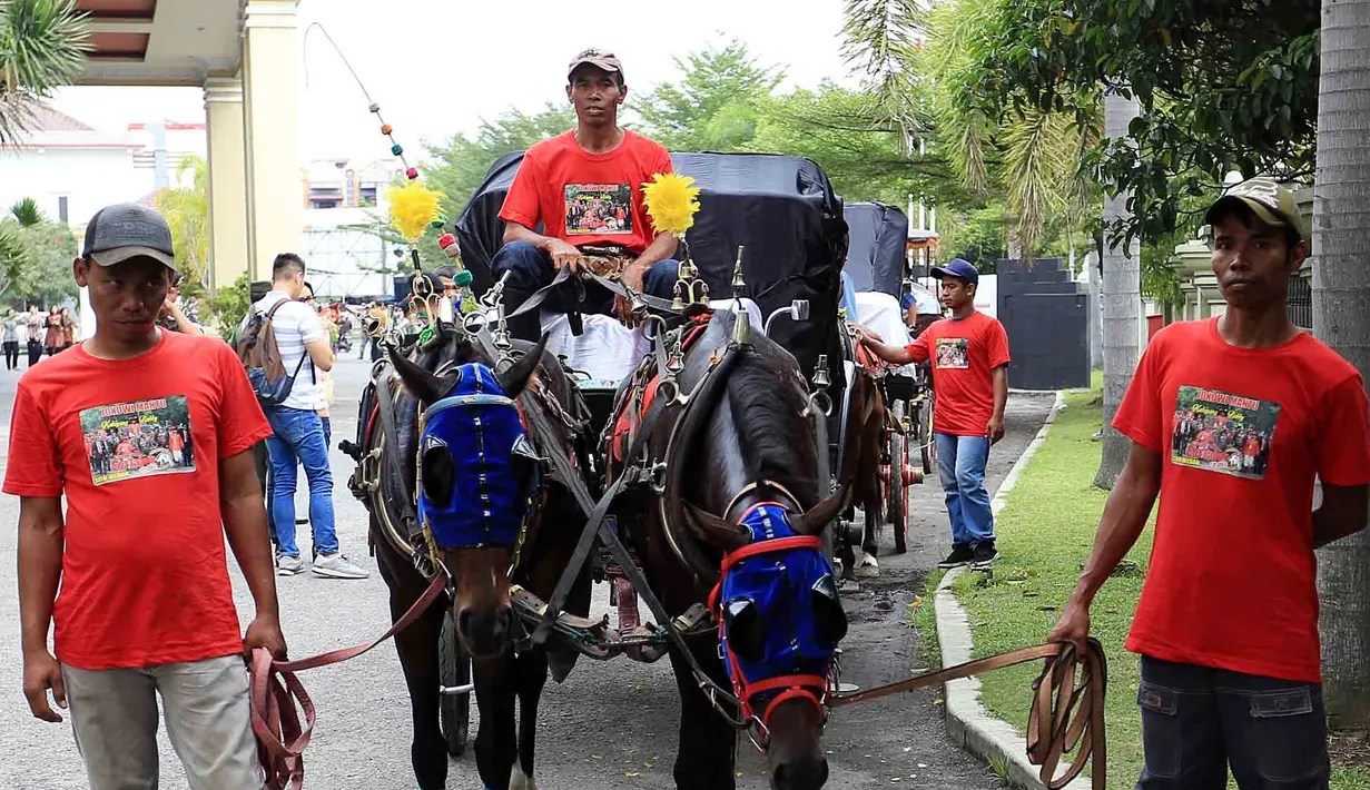 Suasana gladi resik yang berlangsung Kamis (23/11). Dalam acara tersebut, juga mendapatkan pengawalan ketat dari TNI, Polri dan petugas yang mengenakan batik. Iring-iringan itu juga menarik perhatian pengendara yang melintas. (Deki Prayoga/Bintang.com)