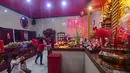 Sebagai informasi, kombinasi Kuda dan Api terakhir muncul pada 1966. Tampak dalam foto, umat Khonghucu melakukan sembahyang pada malam Tahun Baru Imlek di Wihara Kwan In Thang, Pondok Cabe, Tangerang Selatan, Senin (16/2/2026). (merdeka.com/Arie Basuki)