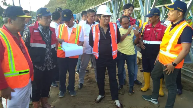 Anggota Komisi V DPR RI Ridwan BAE meninjau jembatan putus di Konawe, Jumat (19/7/2019).(Liputan6.com/Ahmad Akbar Fua)